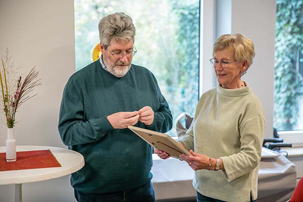 Pfarrer Winkel ehrt Sängerin Anneliese Winkelmann für 40 jährige Mitgliedschaft