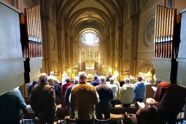 Kirchenchor St. Pankratius Anholt, Rücken der Sängerinnen und Sänger, Ansicht vom Portalfenster in die das Kirchenschiff