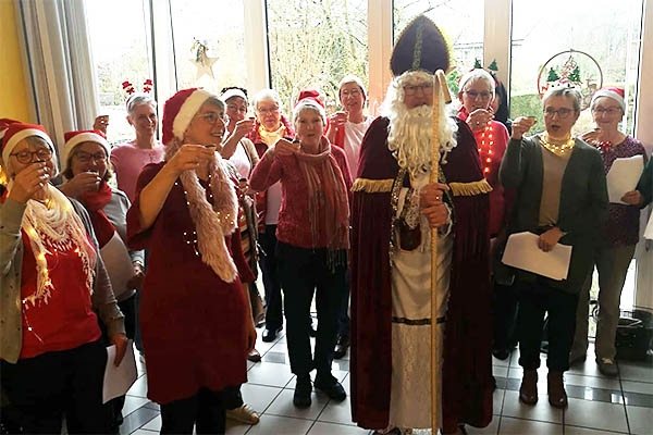Isselburger Frauenchor trinkt auf das Wohl des Nikolaus