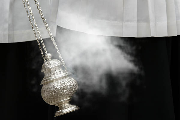 Weihrauchfass mit Rauch