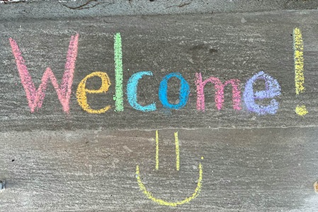 Willkommensschild mit einem Smiley darauf